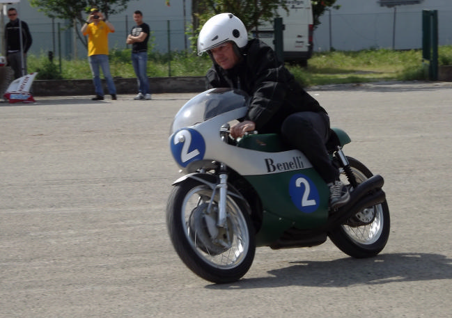 Moto corsa epoca in pista